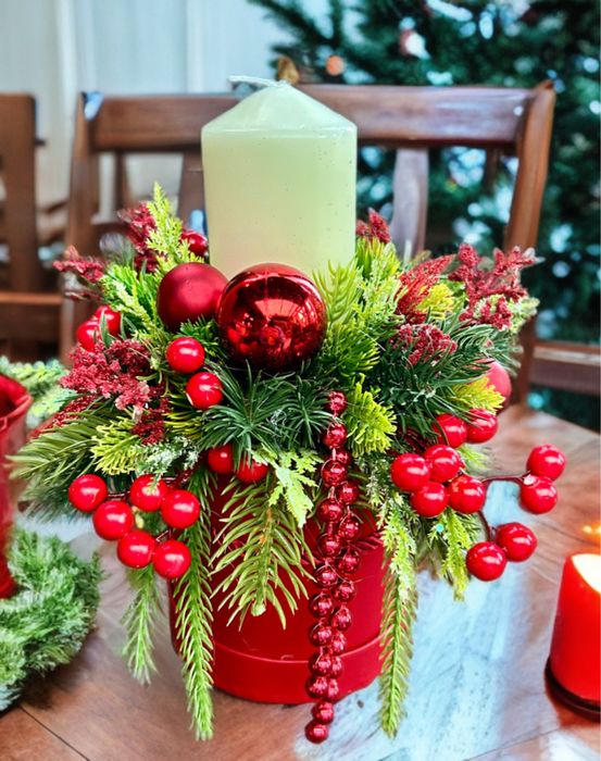 Stroik świąteczny na Boże Narodzenie ze świecą czerwień