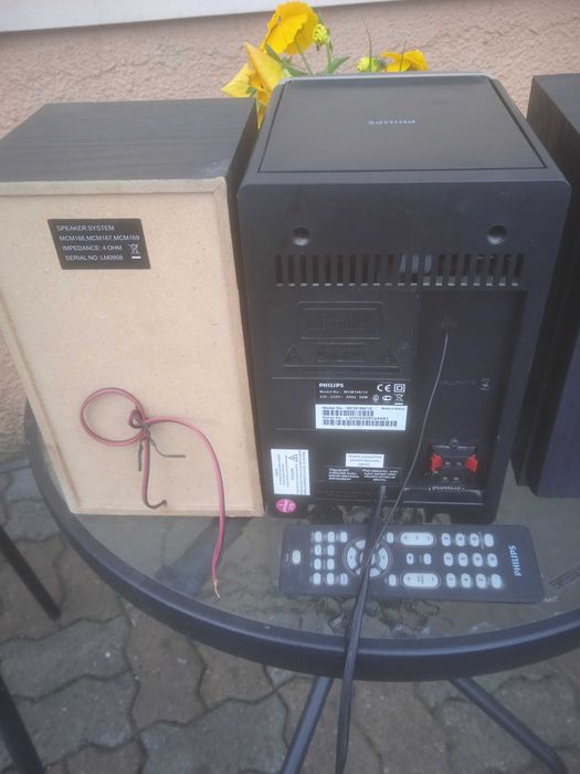 Wierza PHILIPS MCM 166/12 i Sony HCD-CP1 z głośnikami.