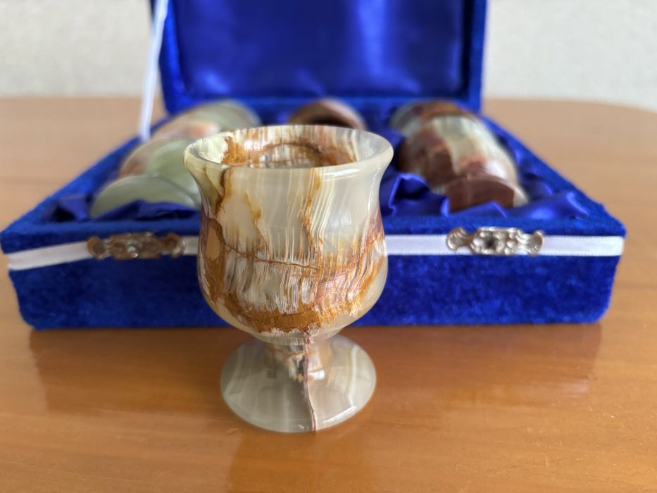 Келихи з оніксу, нові