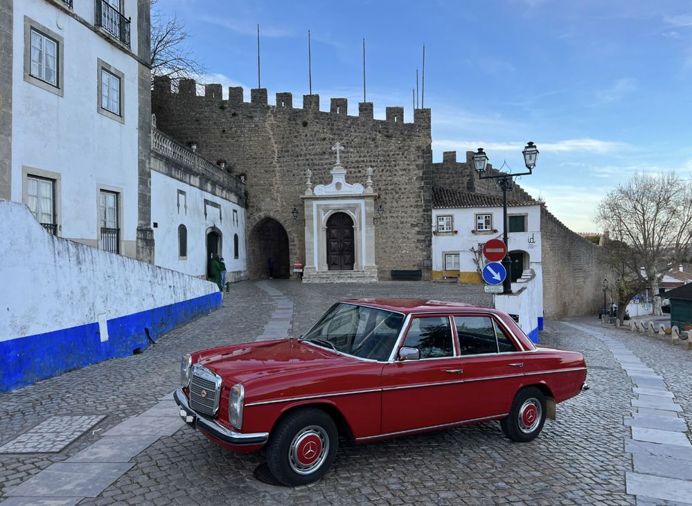 Dê um Toque Clássico ao Seu Casamento com um Mercedes Vermelho