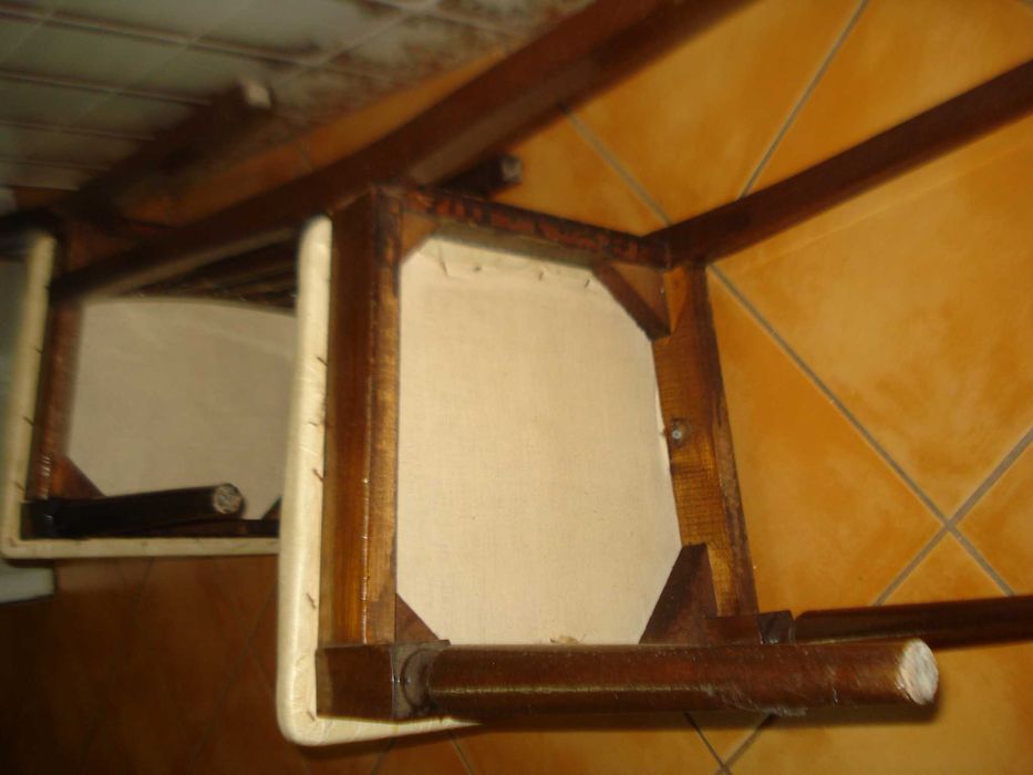 duas cadeiras com estofo de couro