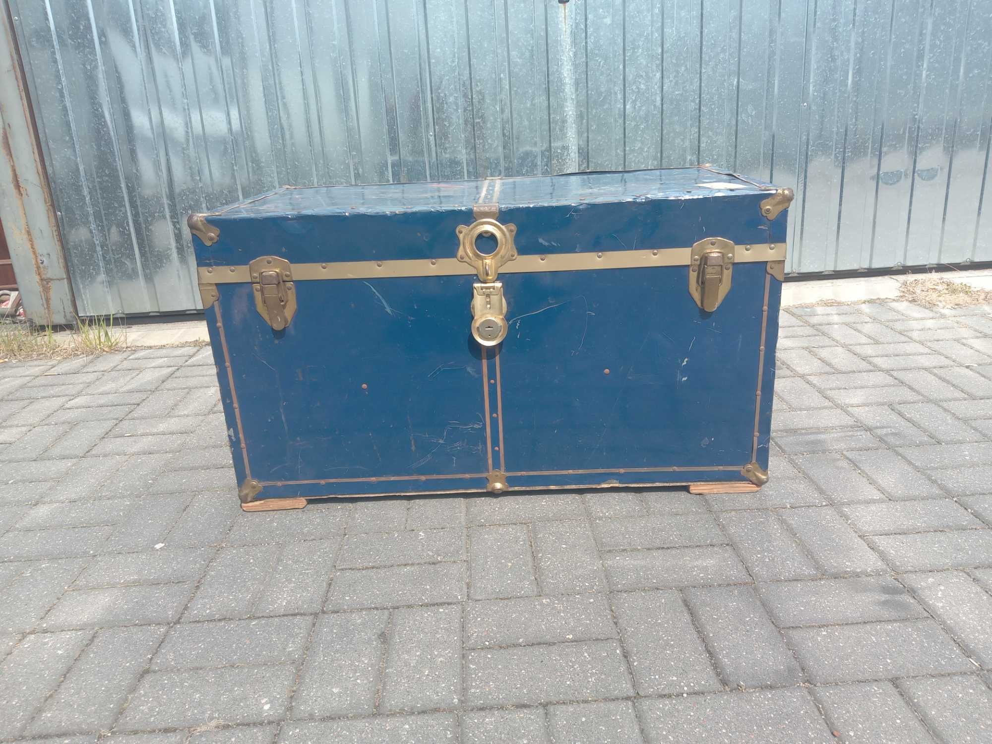 Stary metalowy kufer skrzynia vintage