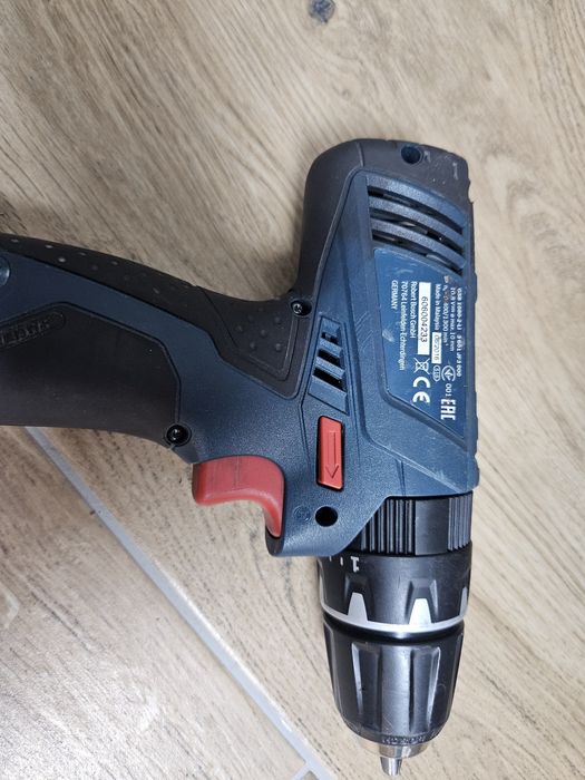 Niebieska wiertarko-wkrętarka Bosch GSB 1080-2-Li + 2 akumulatory