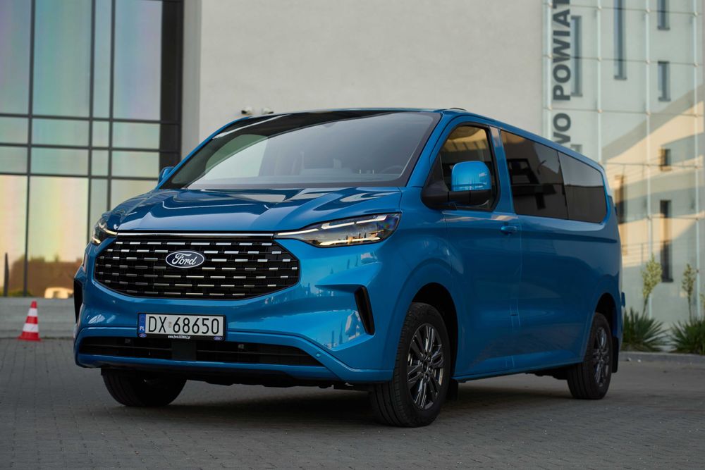 Wynajem Busa 9 osobowego. Ford Transit Custom. MATRIX LED 2025r.