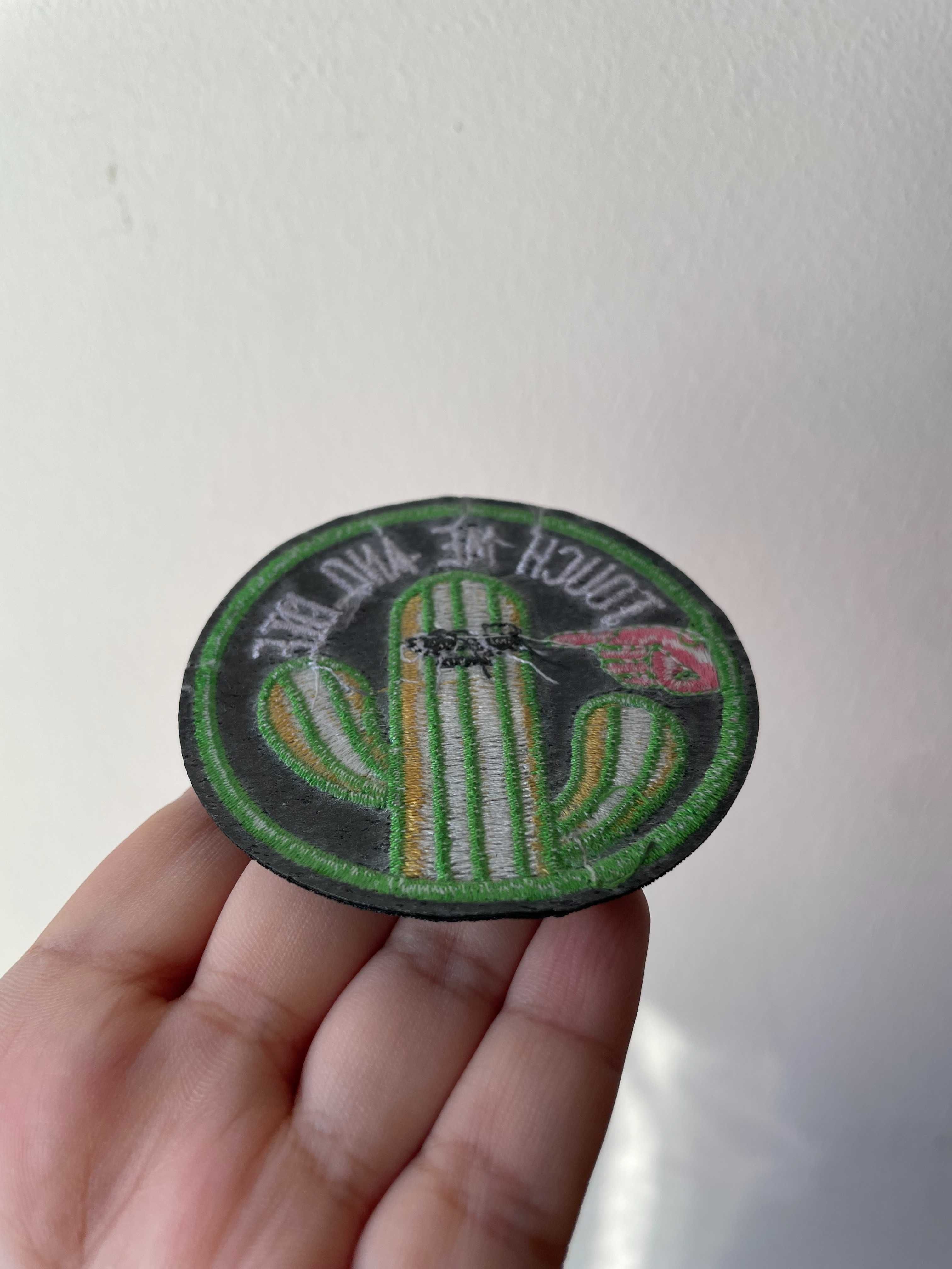 Emblema Touch Me and Die