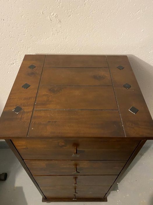 Drewniana komoda z 5 szufladami – klasyczny styl