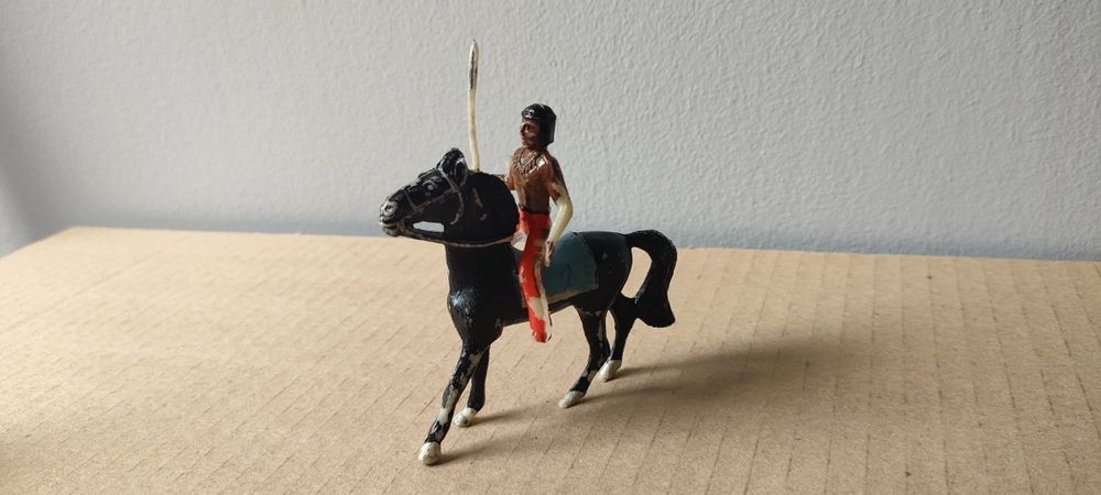 Żołnierzyki PRL - Indianin na koniu z oszczepem