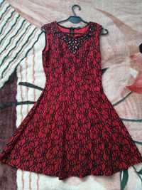 Sukienka czerwona z czarnymi zdobieniami 36