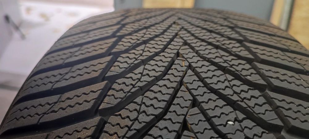 Продам резину 235/45/17