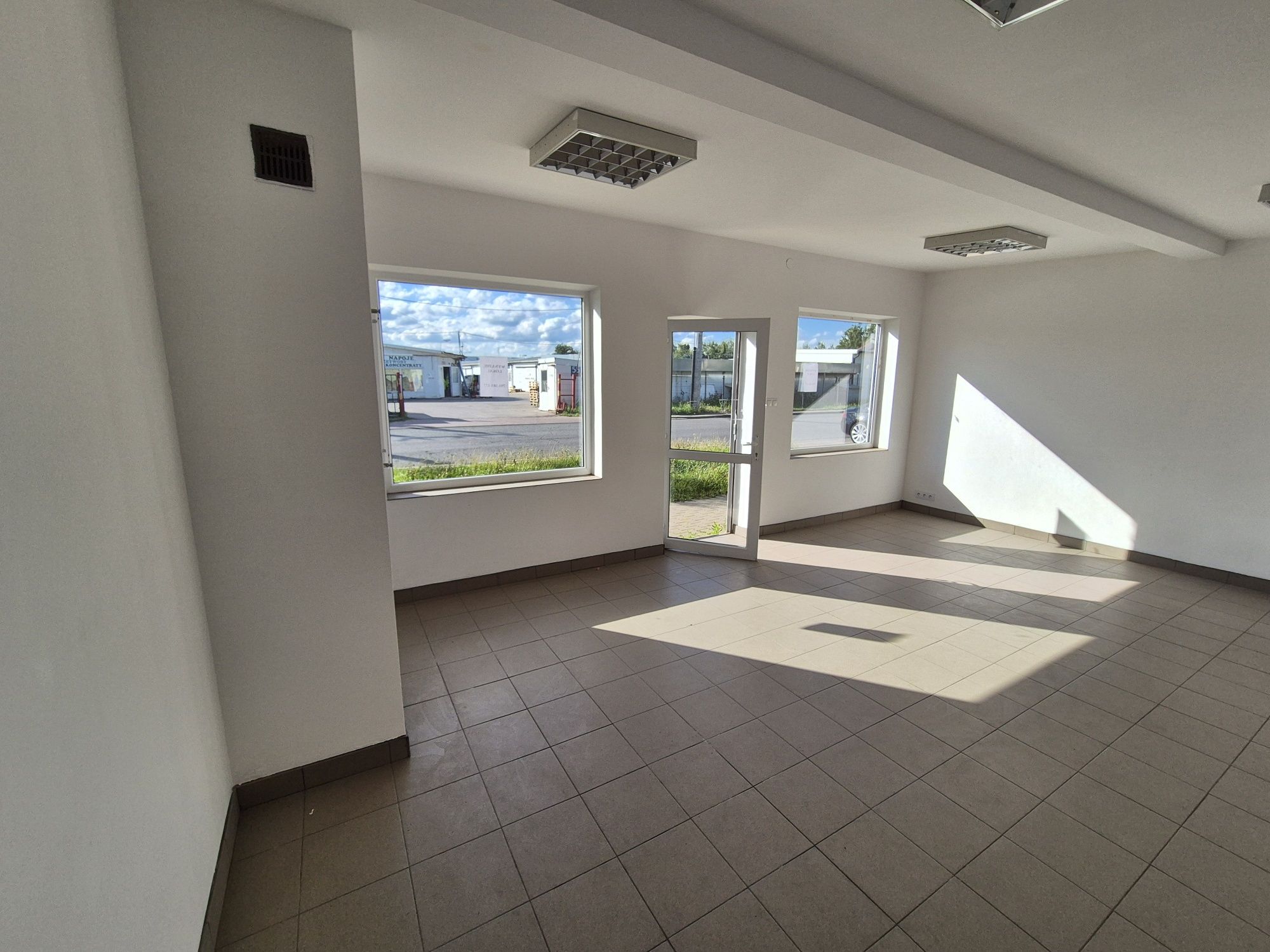 Wynajmę lokal z 2 miejscami parkingowymi/ Włochy/ F-vat 23%
