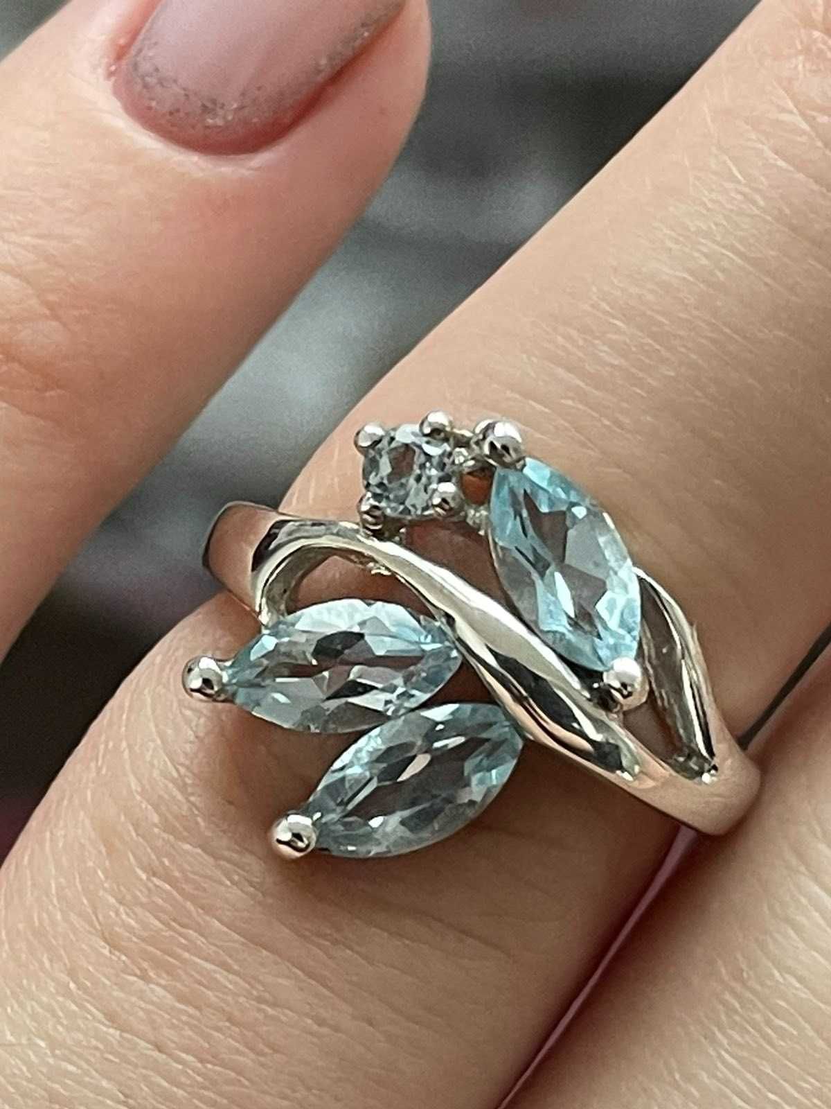 Серебряное кольцо с голубым топазом. Размер 16.5