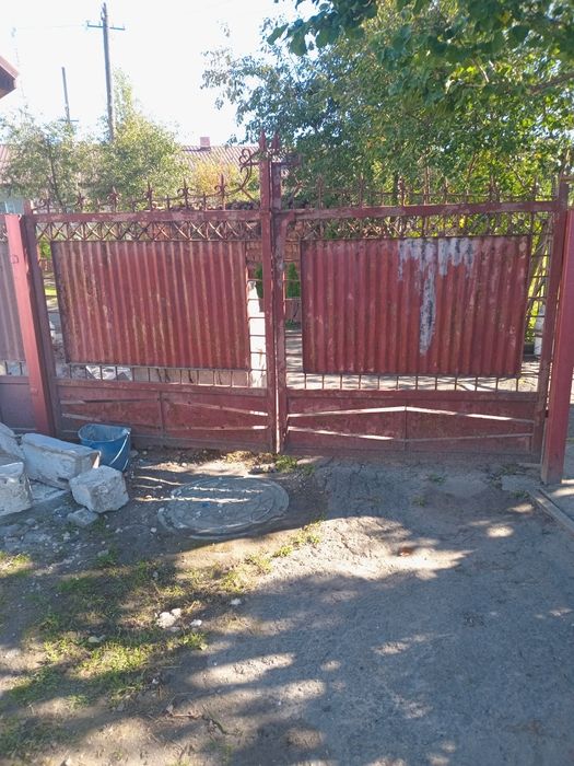 Брама металева, хвіртка, стовпці.