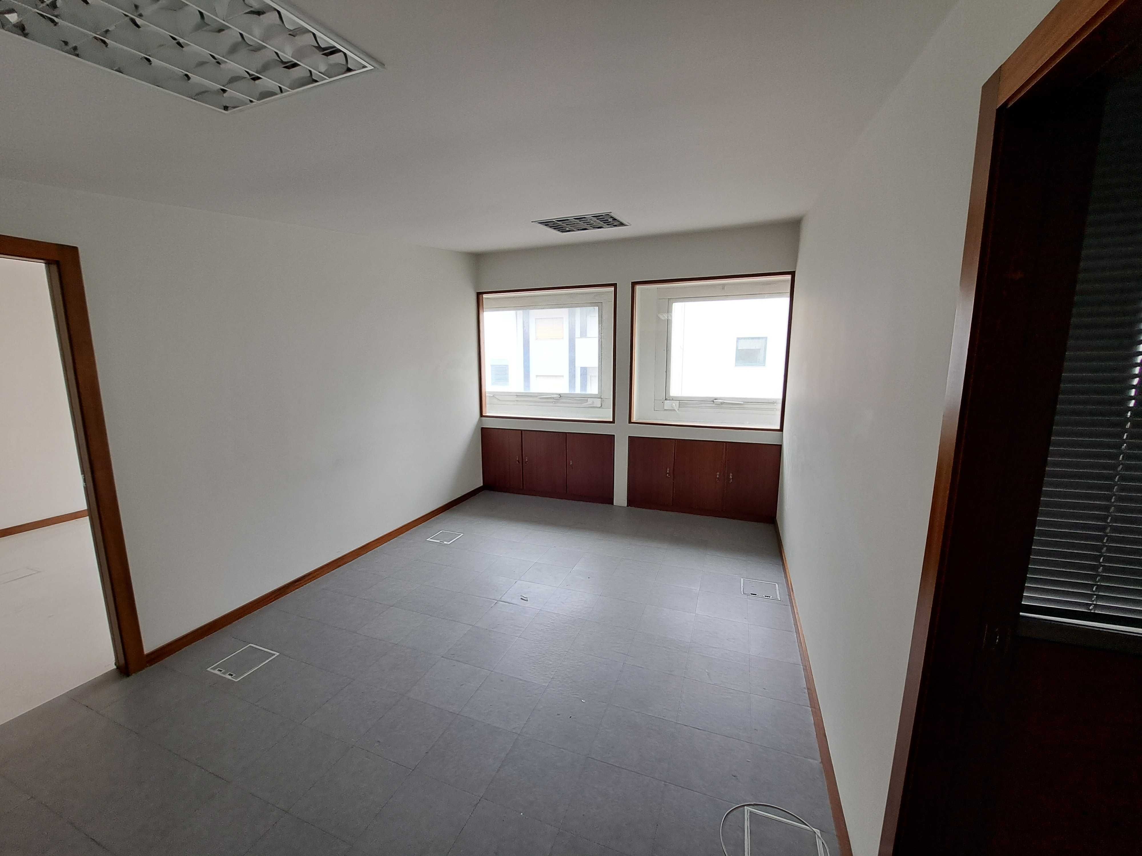 Arrenda-se - Escritório 55 m² – 2 salas+receção – Oliveira de Azeméis