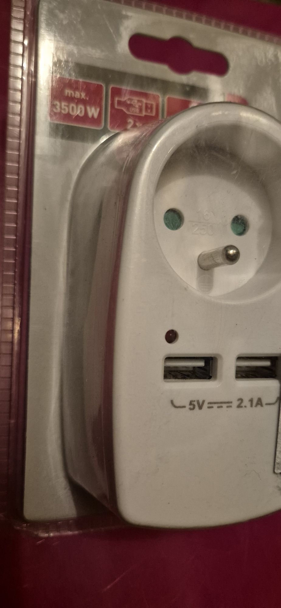 Gniazdo z USB...