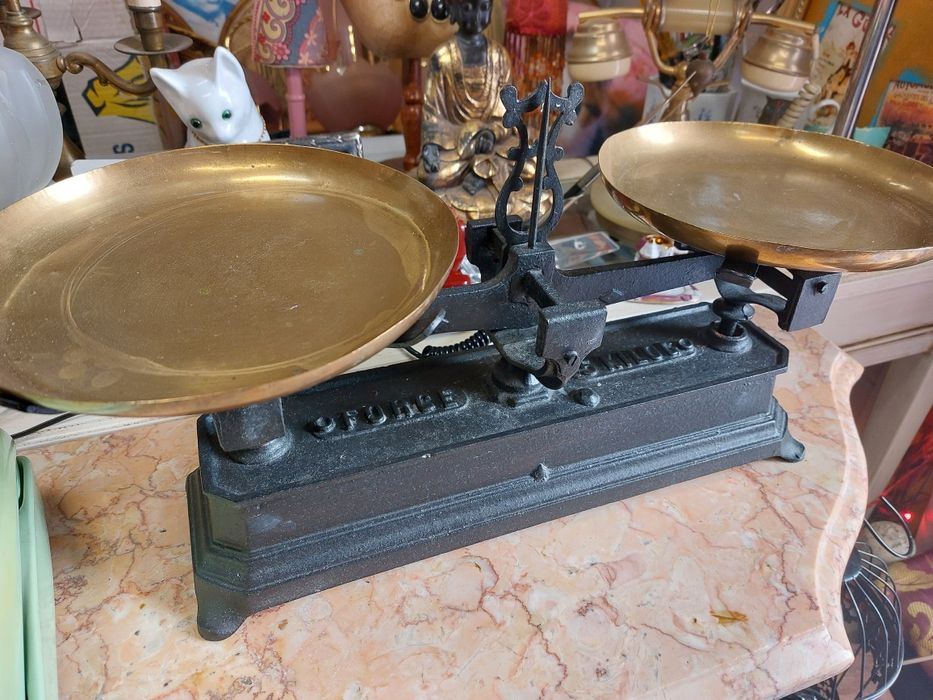 Antiga balança em ferro fundido e latão 5kg 

Balança mecânica, c
