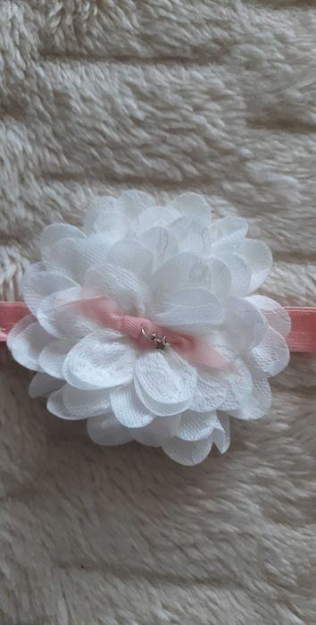 Opaska na głowę dziecięca z kwiatem na gumce