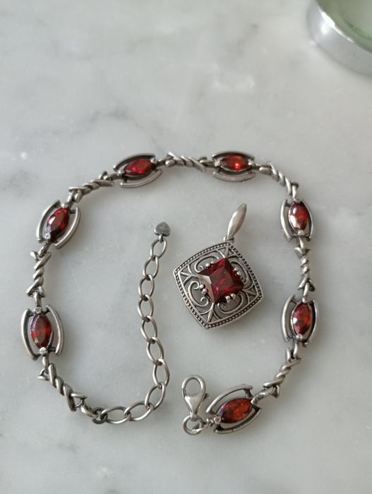 Stary zestaw srebrnej biżuterii z granatami