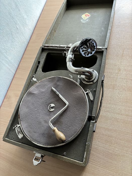 старовинний портативний грамофон-чемодан