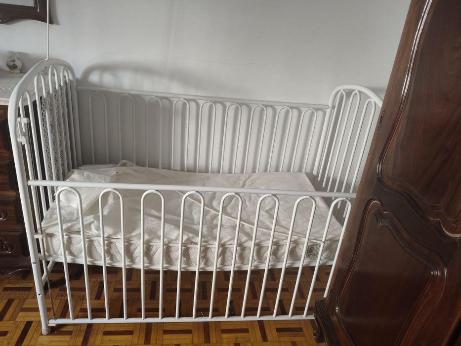 Berço de bebé em metal