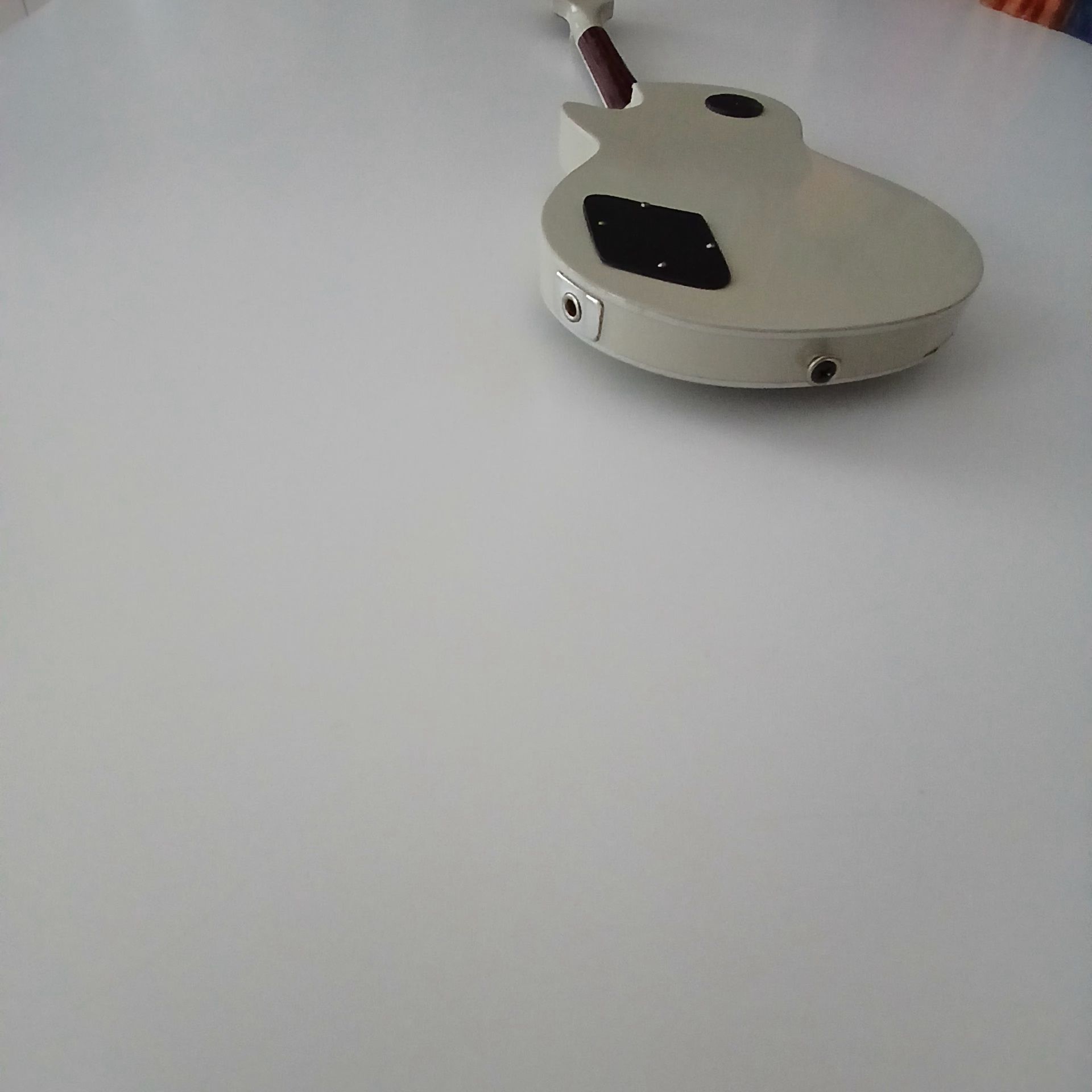 Miniatura gitary wykonana z drewna.