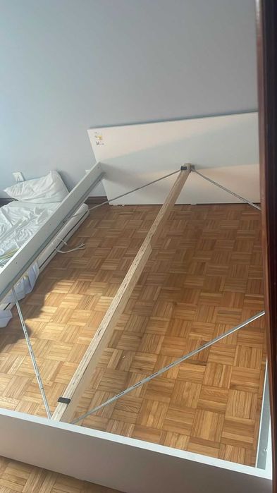 Cama usada em boas condições.