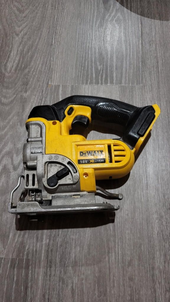 Wyrzynarka DeWalt dcs331