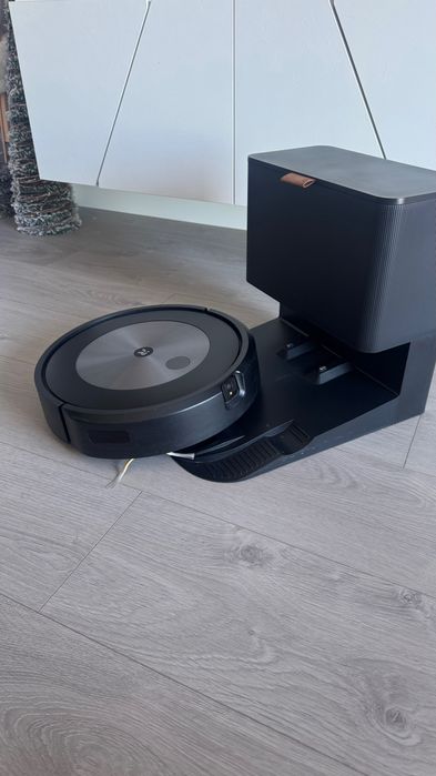 Robot Aspirador Roomba j7+ com Base de Esvaziamento – Excelente Estado
