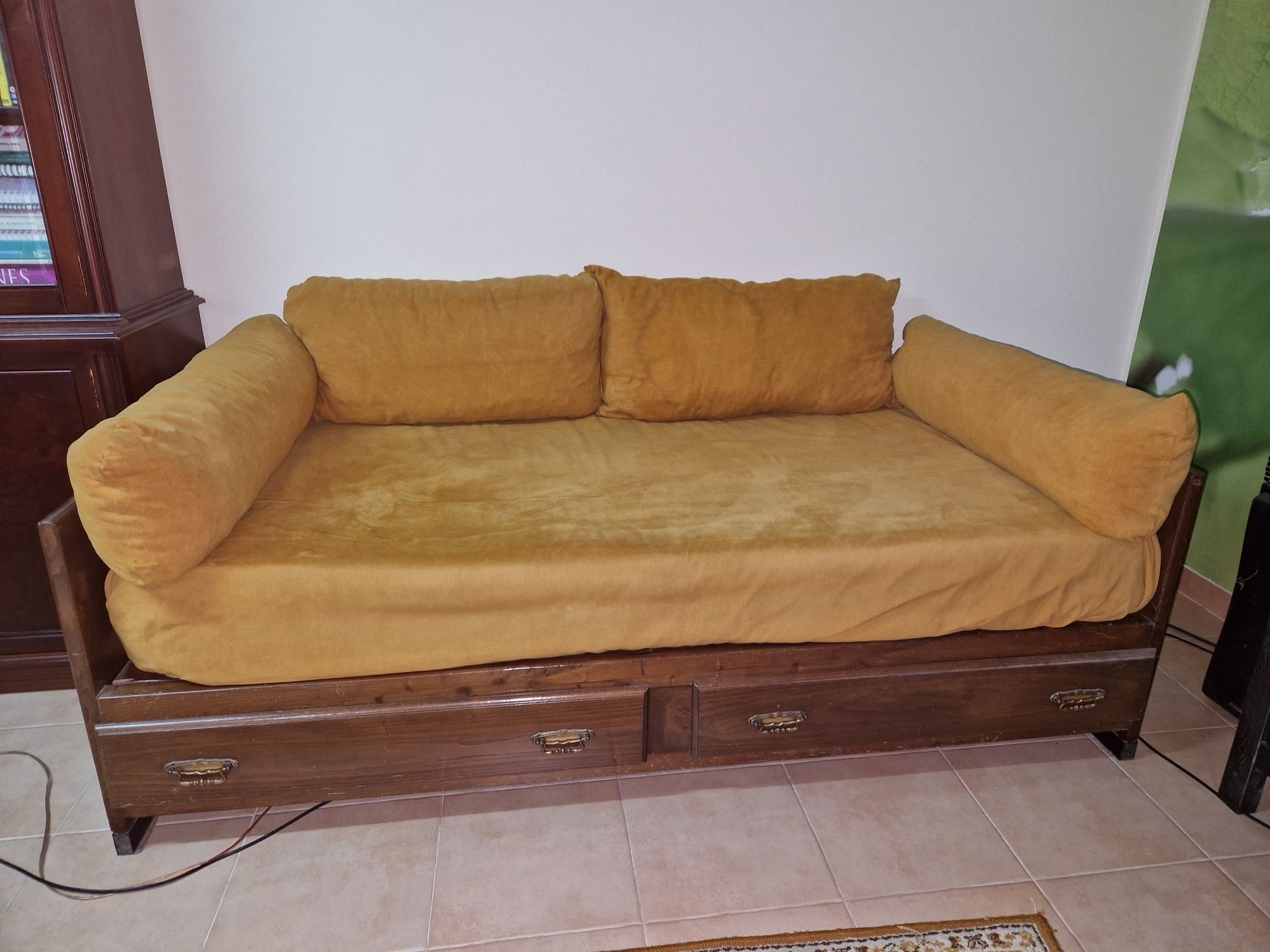 Cama de corpo e meio com colchão e laterais de 3 frentes para  sof