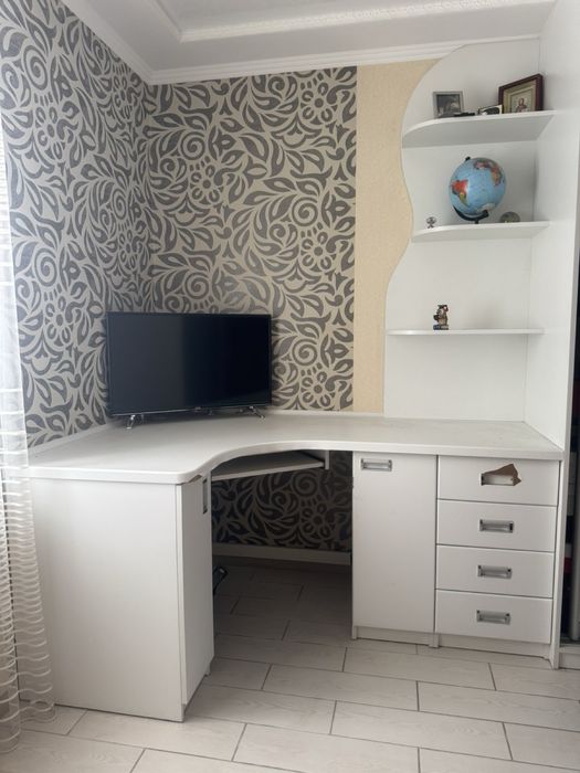 Продається кутовий письмовий стіл. Самовивіз