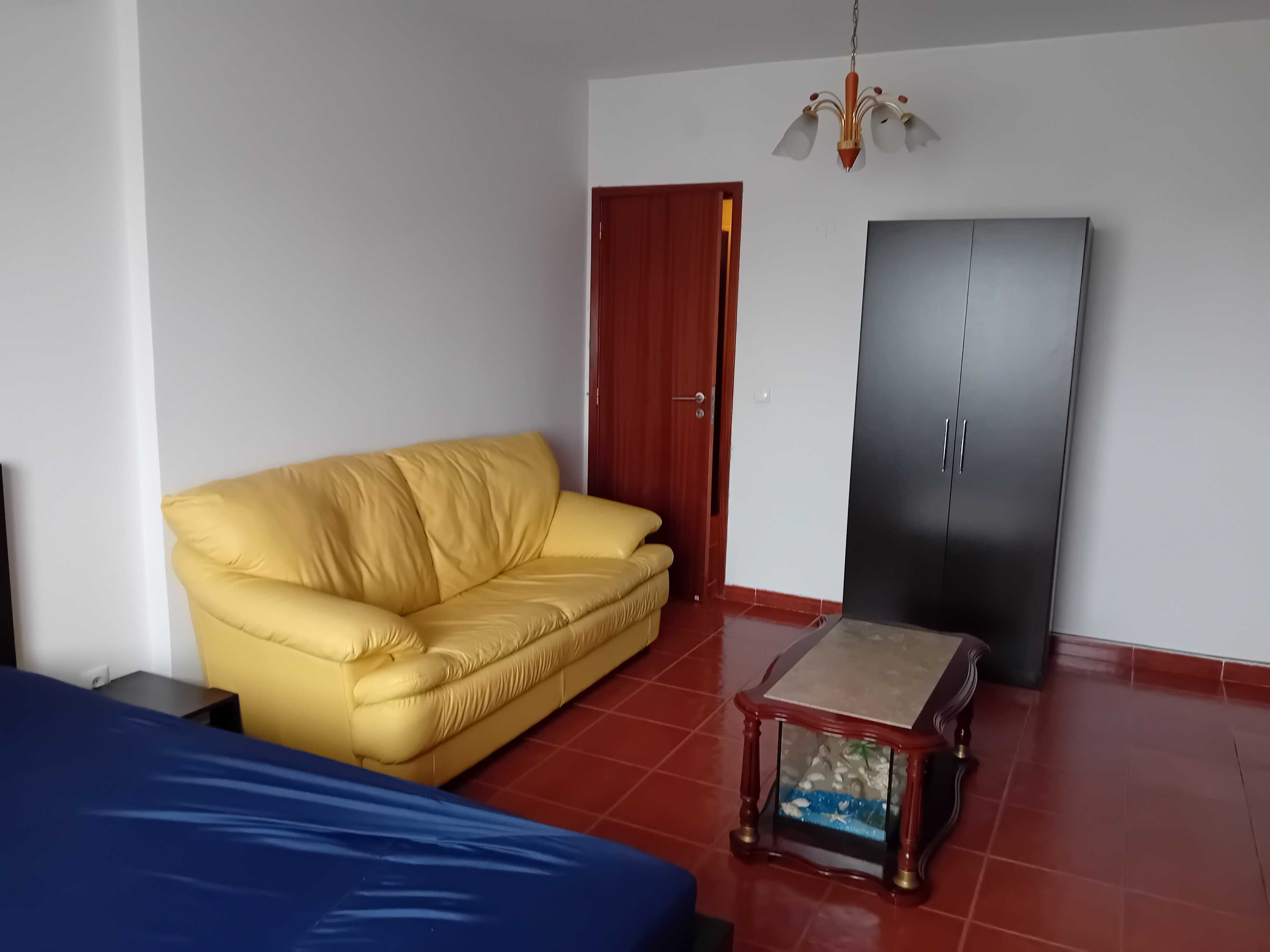 Arrenda-se quarto com sala de estar para 1 pessoa