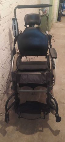 Wózek manualny z funkcją pionizatora HERO dla osoby niepełnosprawnej