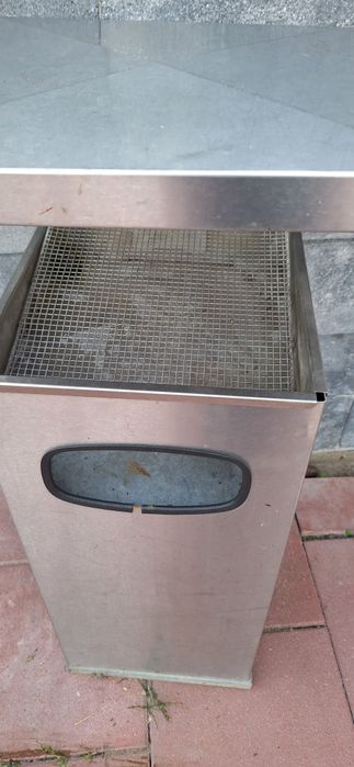 Zewnętrzny kosz na śmieci