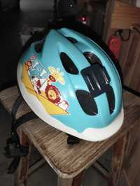 Bicicleta de menino com proteções e capacete