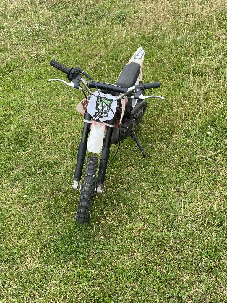 Mini Cross o pojemności 50 z nowym sprzęgłem i nową tylnią oponą.
