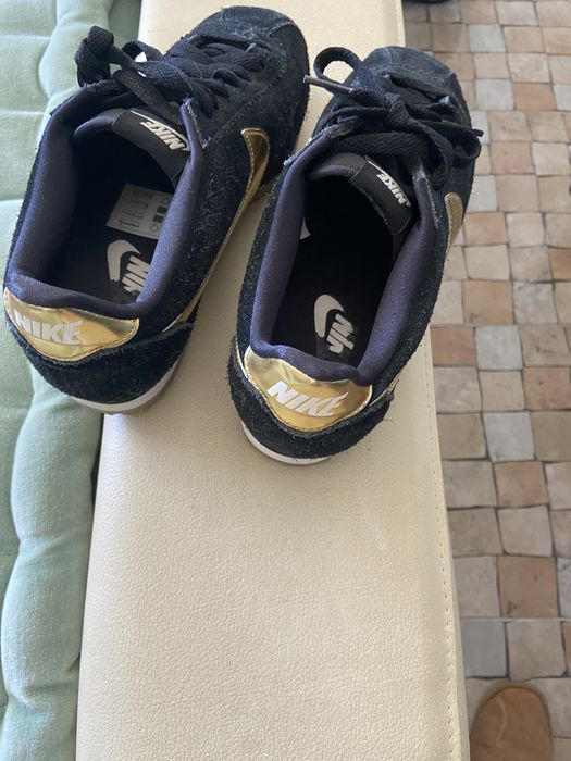 Tennos Nike de camurca pretos e dourado