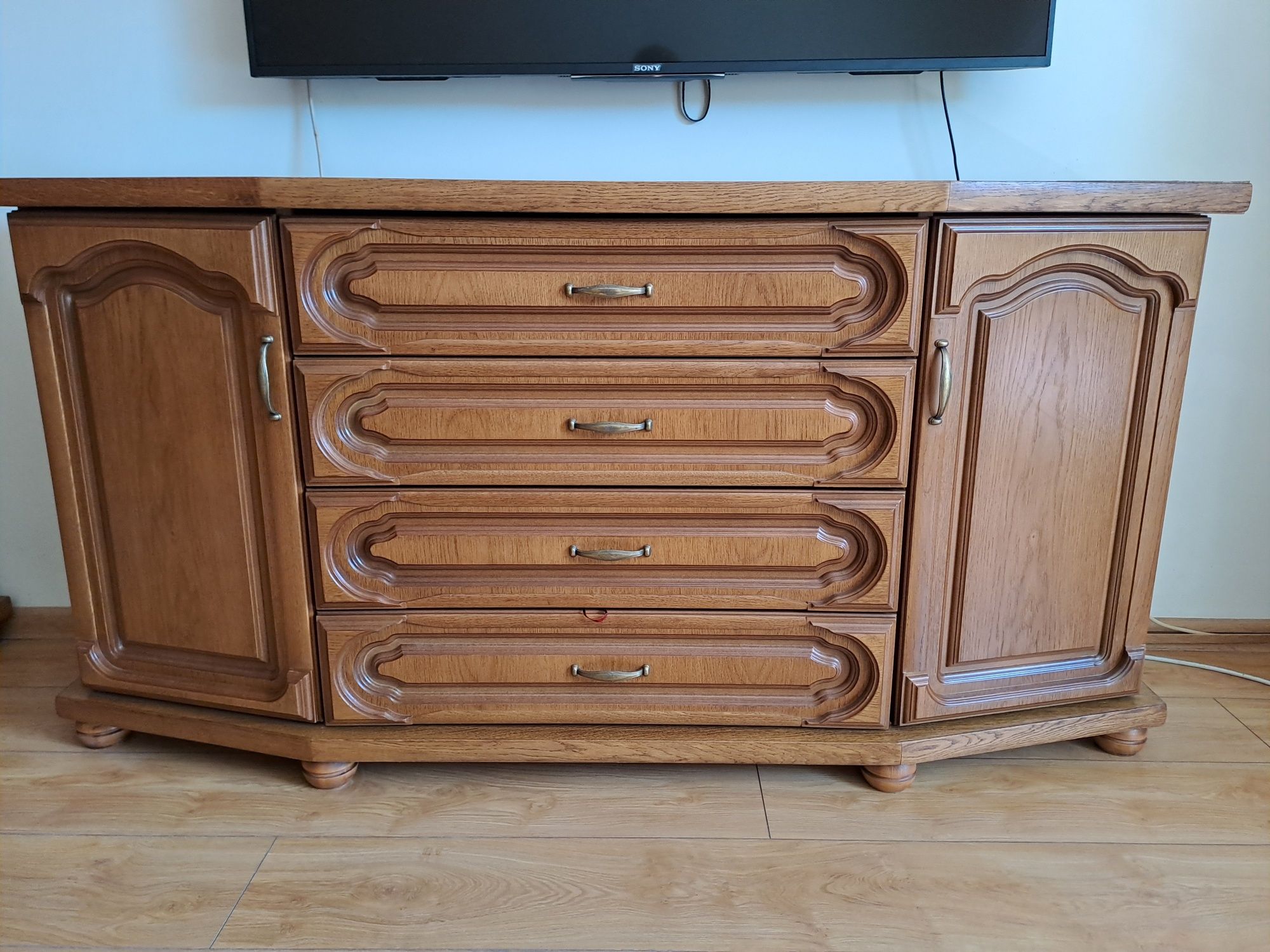 Meble stylizowane + sofa + stół z krzesłami