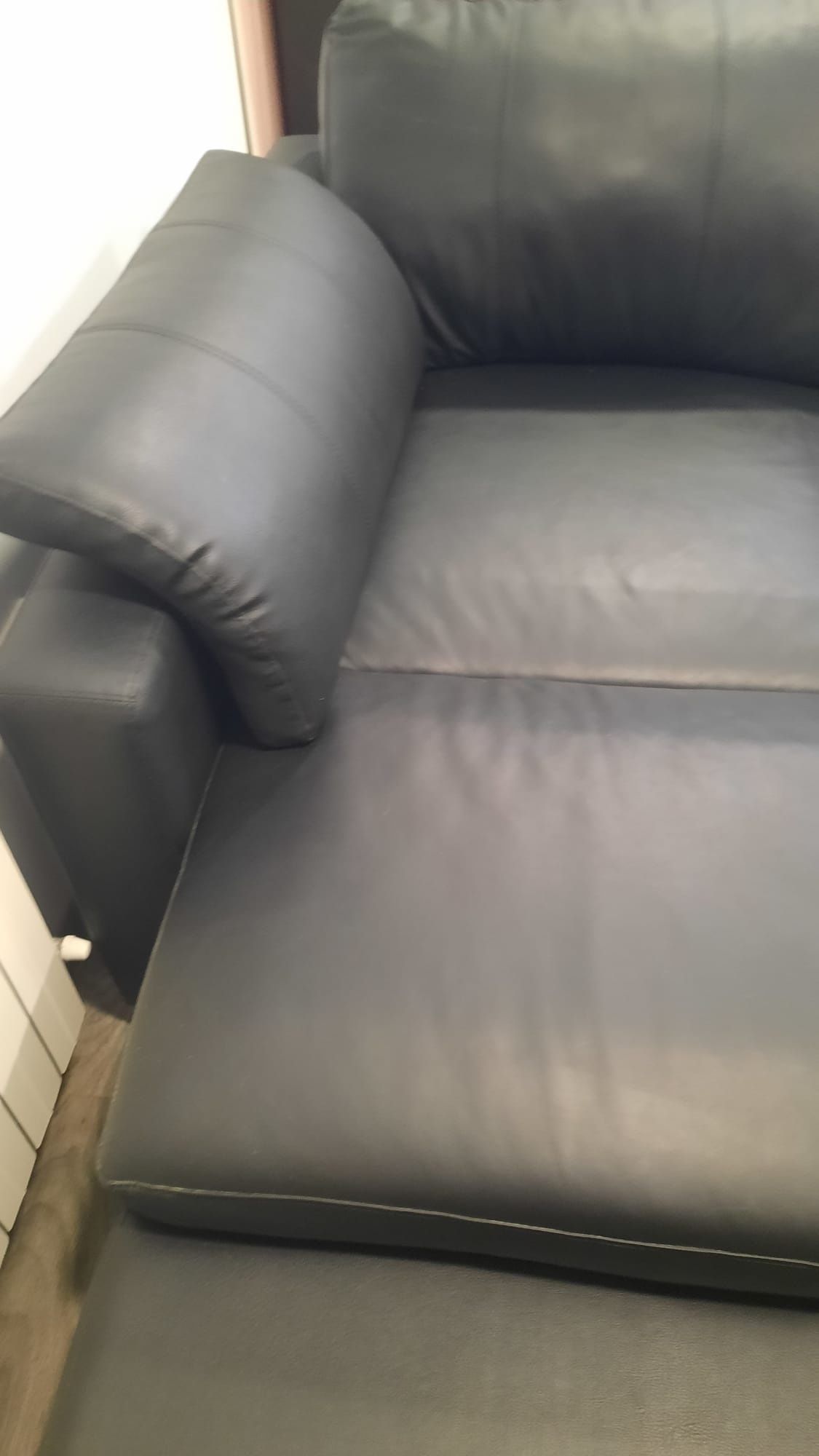 Sofá de pele preto c/puffes laterais e chaise longue amovível