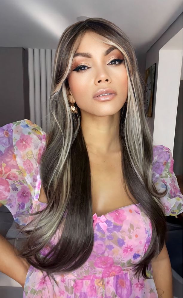 Peruca castanha de franja com mechas