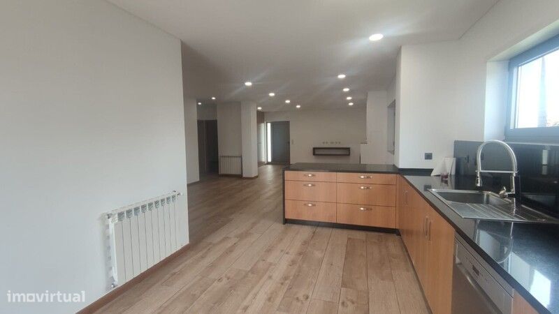Moradia T7 toda renovada em Escapães