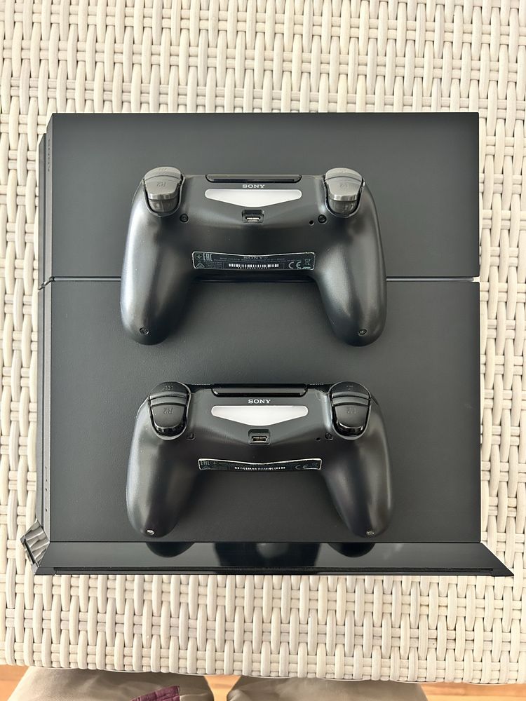 Playstation 4 - PS4 - como nova + 2 comandos + 5 jogos