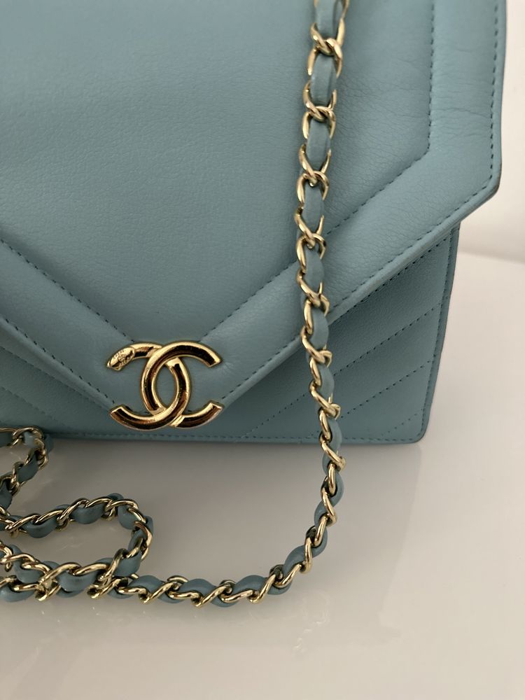 Голубая сумка Chanel брендовая из натуральной кожи