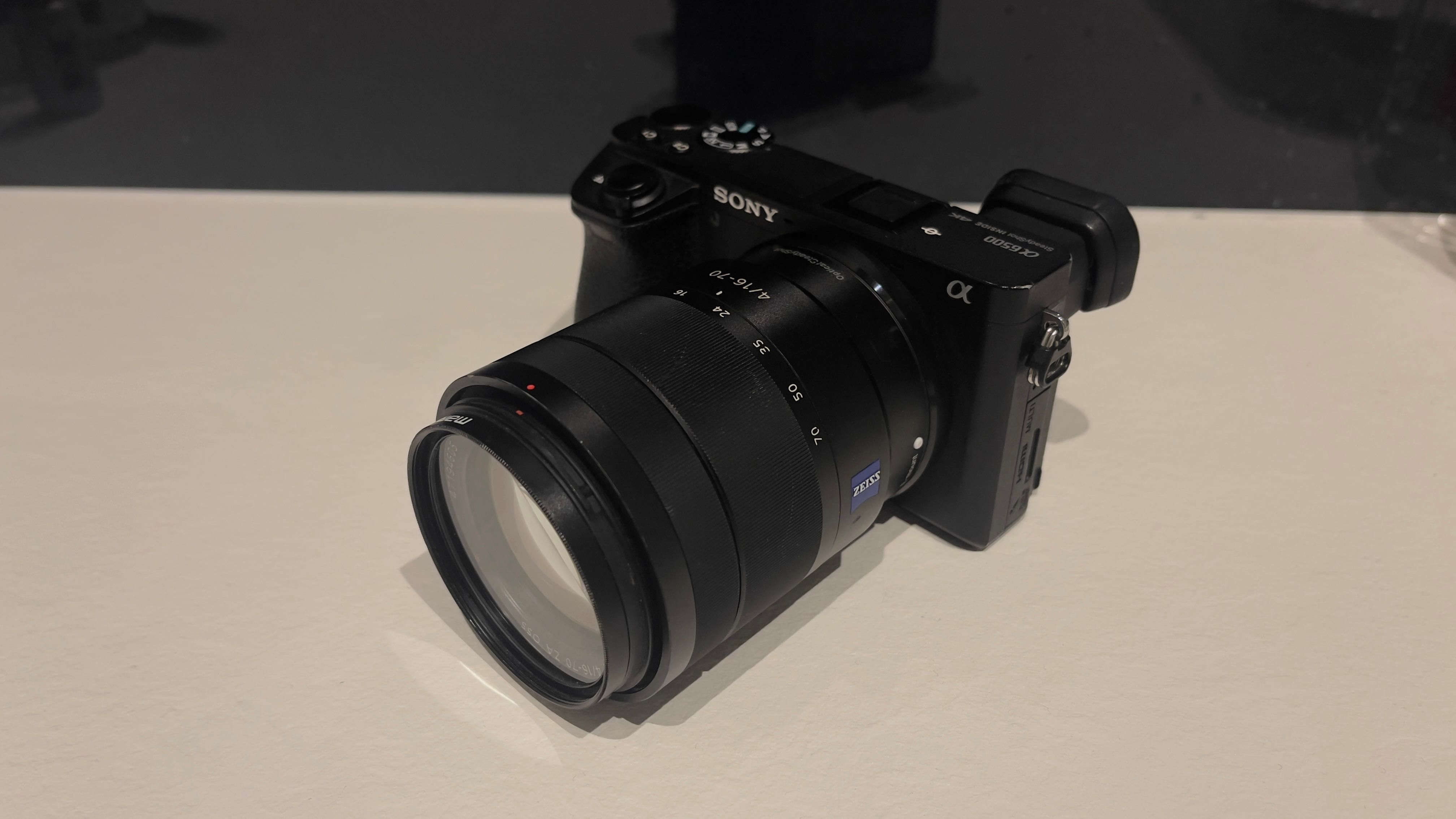 Sony a6500 + E -mout F4 16-70 Zeis