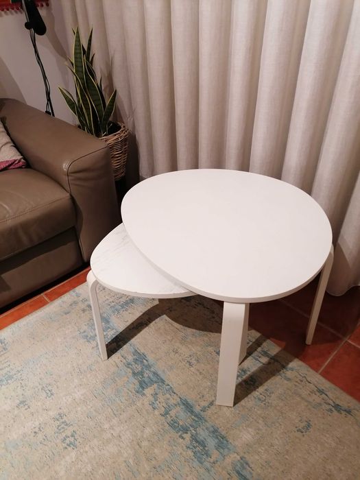 Mesas de apoio brancas IKEA (SVALSTA)