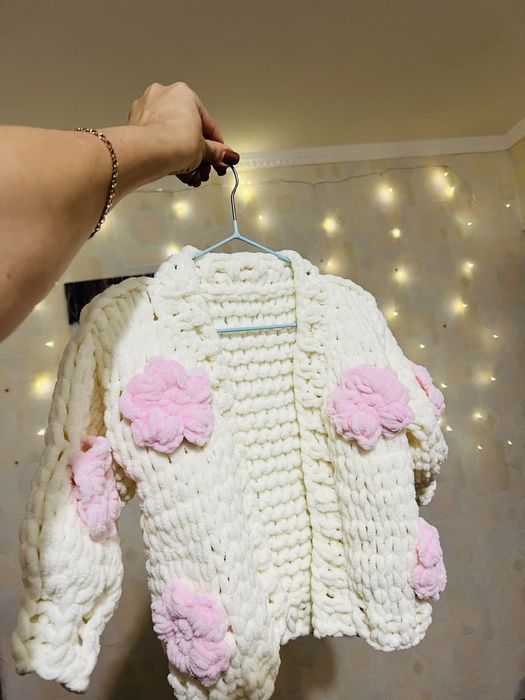 Дитячий плюшевий кардиган з обʼємними квітами