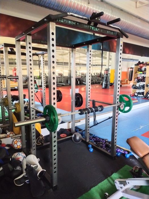 Klatka rack z zabezpieczeniem i ze sztangą ławeczką i obciążeniami