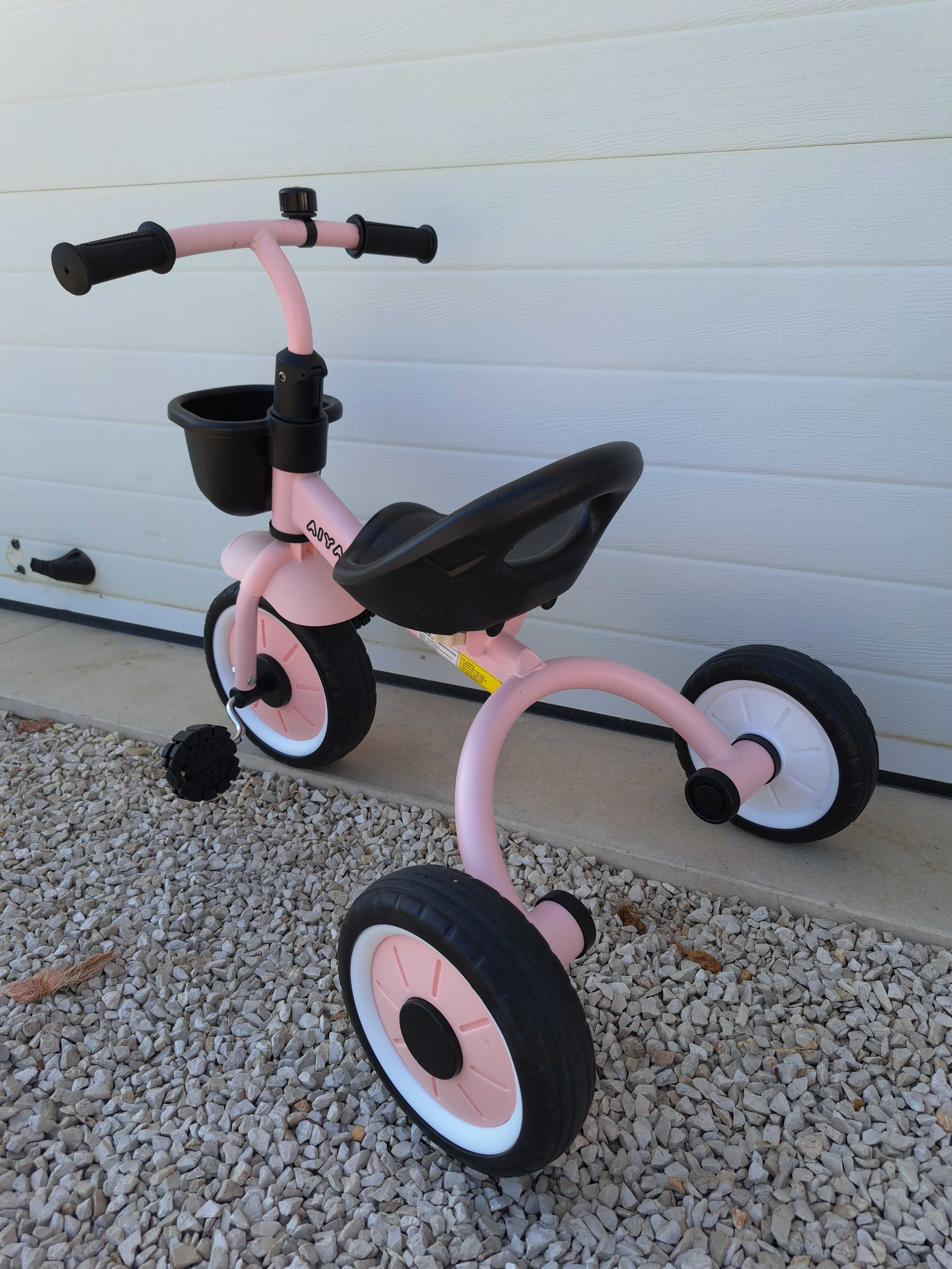 Triciclo de criança com pedais
