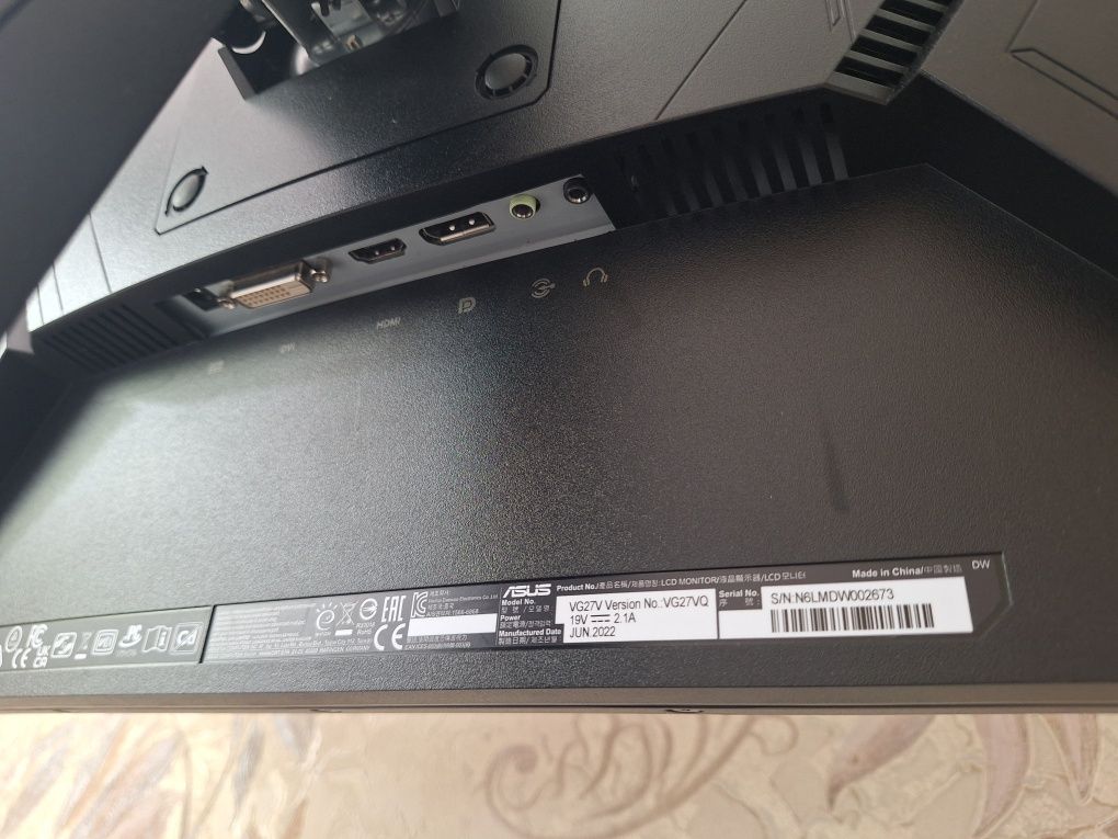 Геймерський монітор із вигнутим екраном TUF Gaming VG27VQ: 27" Full HD