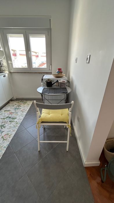 Mesa redonda desdobrável de cozinha ou varanda, cinza.