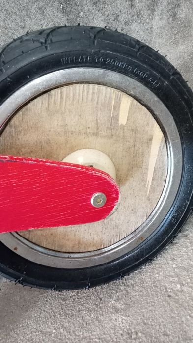 Bicicleta antiga de madeira para criança