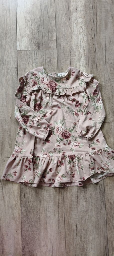 Newbie śliczna sukienka w kwiaty 4-5 lat